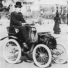 Louis_Renault_with_his_first_car.jpg