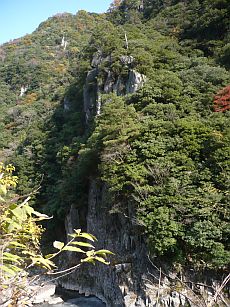 流紋岩の崖.jpg